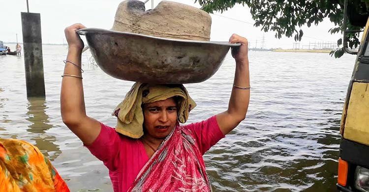 'সব বন্যায় লুইয়া গেছেগি, অনাহারে মরতাছি'
