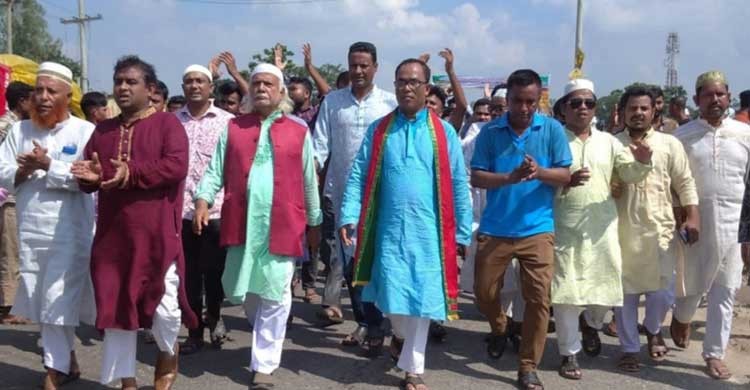 প্রধানমন্ত্রীর ছবি ছেড়ার প্রতিবাদে আওয়ামীলীগের মহাসড়ক অবরোধ