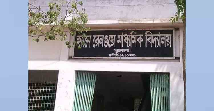 ৩২ বছর শিক্ষকতার পর ফেয়ারওয়েল‌ কেন নয়?
