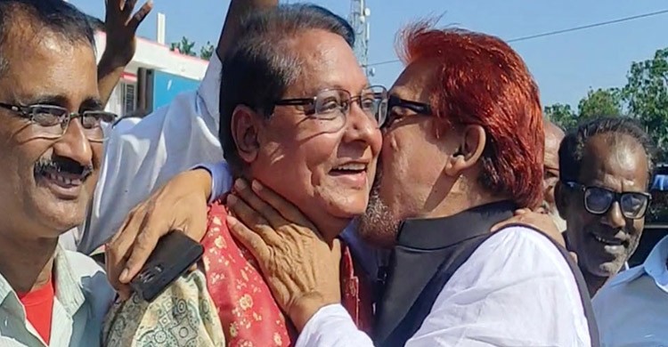 জাপার প্রার্থীকে চুমু দিলেন আ.লীগের প্রার্থী জাপার প্রার্থীকে চুমু দিলেন আ.লীগের প্রার্থী