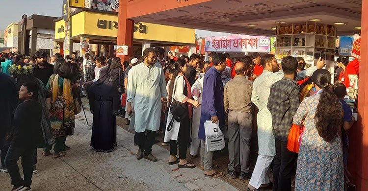 মাতৃভাষা দিবসে বইমেলায় উপচে পড়া ভিড়