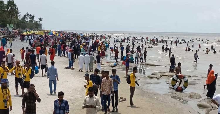 কুয়াকাটা সৈকতে পাগল আর ভিক্ষুকের উপদ্রবে অতিষ্ঠ পর্যটক কুয়াকাটা সৈকতে পাগল আর ভিক্ষুকের উপদ্রবে অতিষ্ঠ পর্যটক