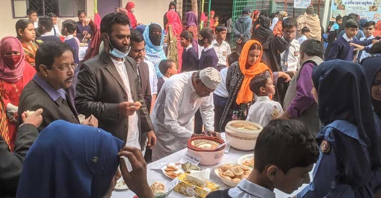 আইয়ূব আলী মেমোরিয়াল স্কুলে শিক্ষার্থীদের পিঠা উৎসব আইয়ূব আলী মেমোরিয়াল স্কুলে শিক্ষার্থীদের পিঠা উৎসব