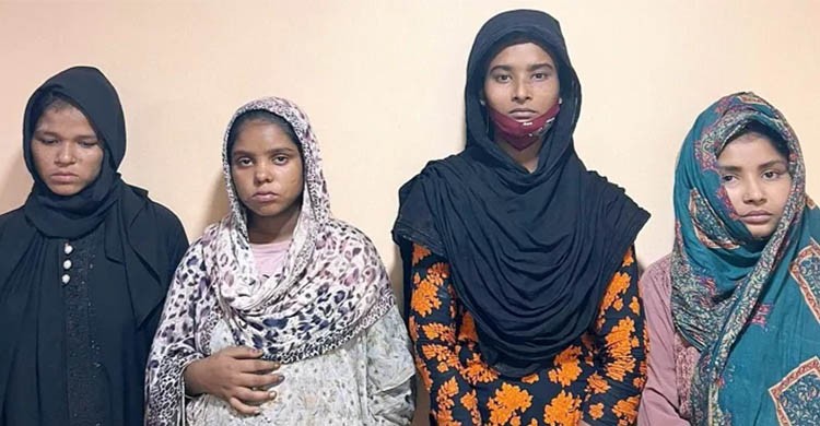 রাজধানীতে ছিনতাই চক্রের ৪ নারী সদস্য গ্রেপ্তার রাজধানীতে ছিনতাই চক্রের ৪ নারী সদস্য গ্রেপ্তার