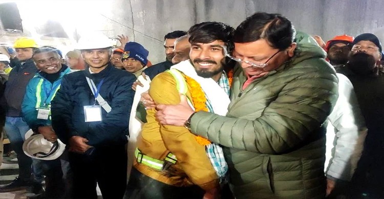 নিষিদ্ধ পেশার শ্রমিকেরাই বেঁচে ফেরালেন সুড়ঙ্গে আটকে থাকা শ্রমিকদের নিষিদ্ধ পেশার শ্রমিকেরাই বেঁচে ফেরালেন সুড়ঙ্গে আটকে থাকা শ্রমিকদের