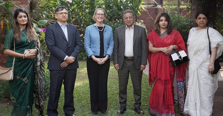 ব্রিটিশ হাইকমিশনারের বাসায় মধ্যাহ্নভোজে বিএনপি নেতারা ব্রিটিশ হাইকমিশনারের বাসায় মধ্যাহ্নভোজে বিএনপি নেতারা
