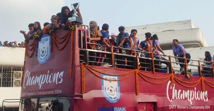 ছাদখোলা বাসে সাফ চ্যাম্পিয়নদের যাত্রা শুরু ছাদখোলা বাসে সাফ চ্যাম্পিয়নদের যাত্রা শুরু