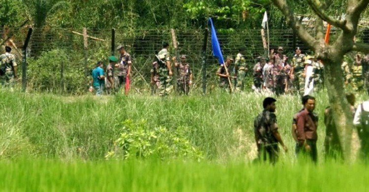 নওগাঁ সীমান্তে কাঁটাতারের বেড়া নির্মাণ বন্ধ রাখতে সম্মত বিএসএফ