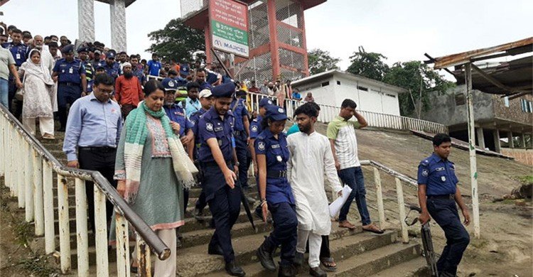 জাফলংয়ে দুই উপদেষ্টার গাড়ি আটকে স্থানীয়দের বিক্ষোভ
