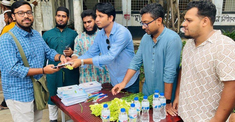 নবীন শিক্ষার্থীদের ফুল দিয়ে বরণ করল ঢাবি  ছাত্রদল