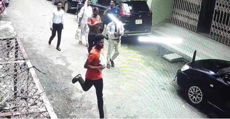 আদালত থেকে হাতকড়া খুলে পালাল হত্যা মামলার আসামি (ভিডিও)