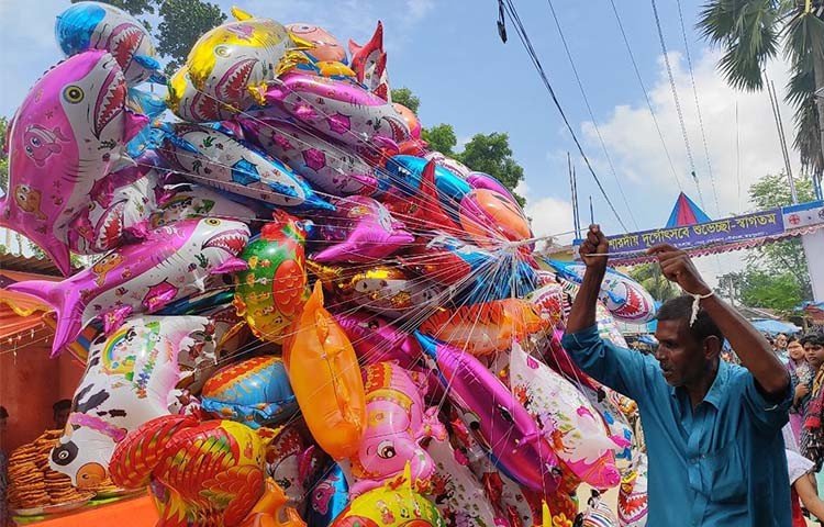 রাস্তায় ঘুরে ঘুরে বিক্রি করছেন হাওয়ায় উড়ন্ত মাছ, গরু, মুরগিসহ নানান ধরনের বেলুন। 
জয়পুরহাটের ক্ষেতলালে শত বছরের ঐতিহ্যবাহী মেলা থেকে ছবিটি তুলেছেন প্রতিনিধি রাশেদুজ্জামান রাশেদ।