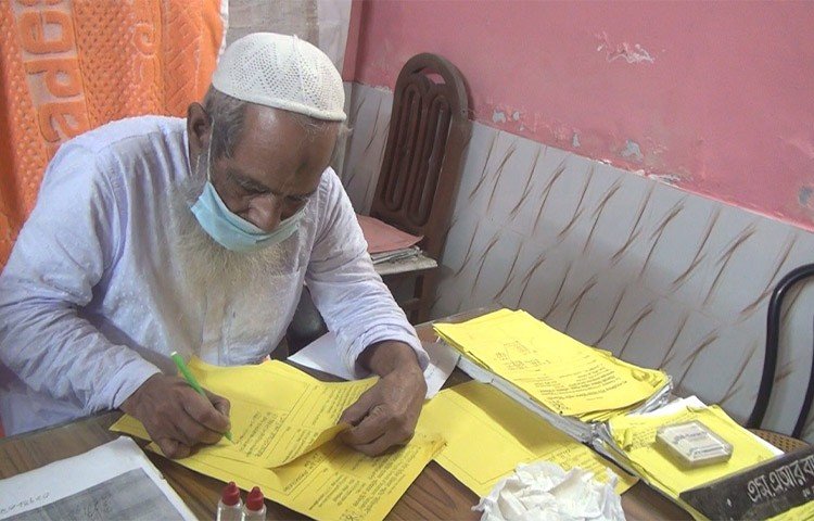 মঙ্গলবার (৩০ আগস্ট) দুপুরে আলতাবুর রহমান বাদশার বাড়িতে গড়ে ওঠা চেম্বার ও গবেষণা কার্যালয় পরিদর্শন শেষে তা বন্ধ করে দেন লালমনিরহাটের সিভিল সার্জন ডা. নির্মলেন্দু রায়। এ সময় তার সঙ্গে ছিলেন উপজেলা স্বাস্থ্য ও পরিবার পরিকল্পনা কর্মকর্তা দেবব্রত কুমার রায় অজয়।