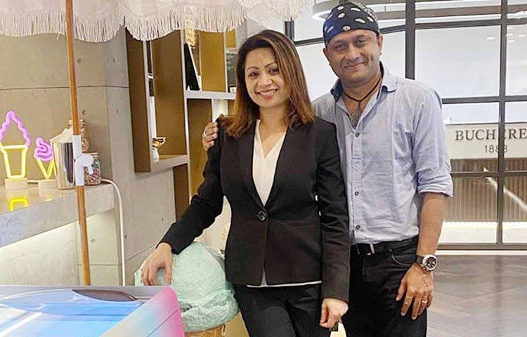 বিয়ের পর কিছুদিন একসঙ্গে থাকলেও হঠাৎ করেই সোনিয়াকে রেখে নিউইয়র্ক ছেড়ে আমেরিকার ফ্লোরিডাতে চুপিচুপি বসবাস করছেন এই গায়ক।