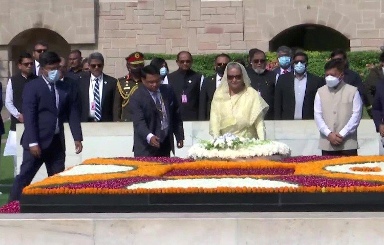 ভারতের জাতির পিতা মহাত্মা গান্ধীর সমাধিসৌধে শ্রদ্ধা নিবেদন করেছেন দেশটিতে সফররত বাংলাদেশের প্রধানমন্ত্রী শেখ হাসিনা। মঙ্গলবার (৬ সেপ্টেম্বর) সকালে নয়াদিল্লির রাজঘাটে এ শ্রদ্ধা জানান তিনি। এ সময় প্রধানমন্ত্রীর সঙ্গে সফরে থাকা অন্যান্য মন্ত্রী ও কর্মকর্তারাও উপস্থিত ছিলেন।