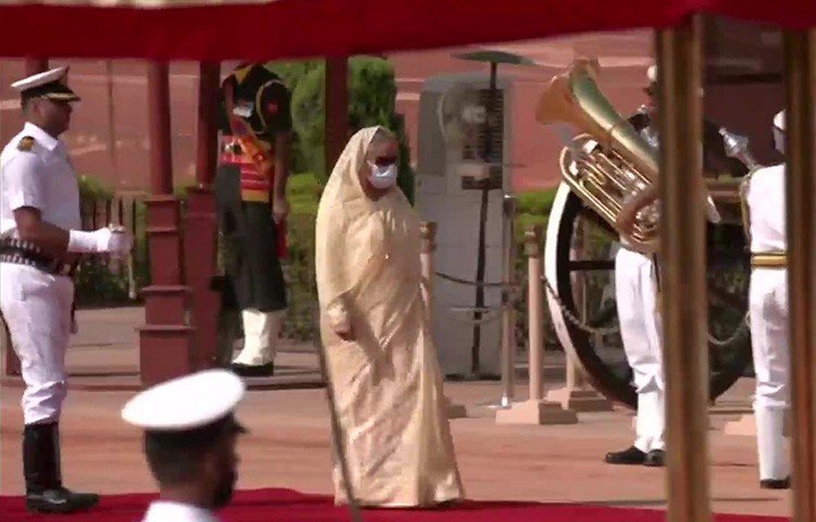 ধানমন্ত্রী শেখ হাসিনা বলেছেন, ভারত আমাদের বন্ধু। আমি যখনই এখানে আসি, এটা আমার জন্য আনন্দের, কারণ আমরা সবসময় আমাদের মুক্তিযুদ্ধের সময় ভারতের অবদানের কথা স্মরণ করি। আমাদের বন্ধুত্বপূর্ণ সম্পর্ক রয়েছে, আমরা একে অপরকে সহযোগিতা করছি। মঙ্গলবার (৬ সেপ্টেম্বর) সকালে প্রধানমন্ত্রী শেখ হাসিনা রাষ্ট্রপতি ভবনে পৌঁছালে ভারতের প্রধানমন্ত্রী নরেন্দ্র মোদি তাকে স্বাগত জানান। তারা করমর্দন করেন। এ সময় দুদেশের কর্মকর্তারা উপস্থিত ছিলেন।