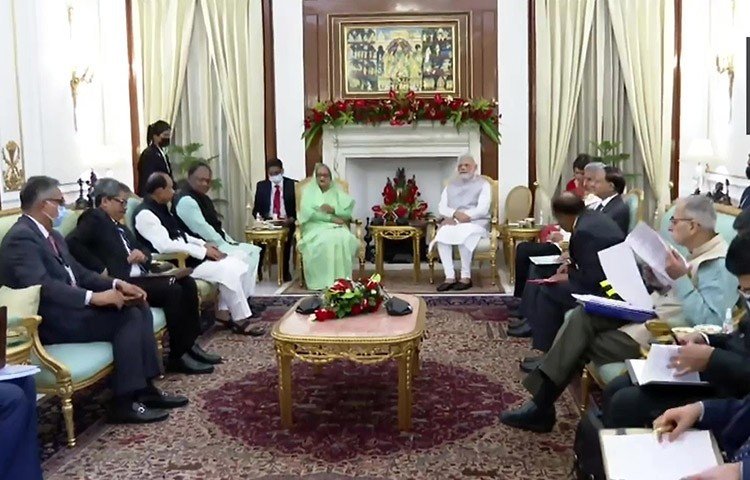 বাংলাদেশ ও ভারত নিজেদের মধ্যকার অনেক বিষয় আলোচনার মাধ্যমে সমাধান টেনেছে বলে জানিয়েছেন ভারত সফররত প্রধানমন্ত্রী শেখ হাসিনা। তিনি বাংলাদেশ-ভারত সম্পর্ককে ‘প্রতিবেশী কূটনীতির’ রোল মডেলও বলেছেন। মঙ্গলবার (৬ সেপ্টেম্বর) নয়াদিল্লির হায়দ্রাবাদ হাউসে ভারতের প্রধানমন্ত্রী নরেন্দ্র মোদীর সঙ্গে দ্বিপাক্ষিক বৈঠকের পর যৌথ বিবৃতি প্রদানকালে তিনি এ কথা বলেন।
