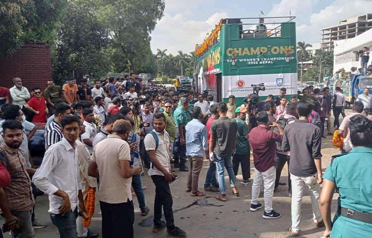 যে বাসে করে ফিরবেন সাবিনারা