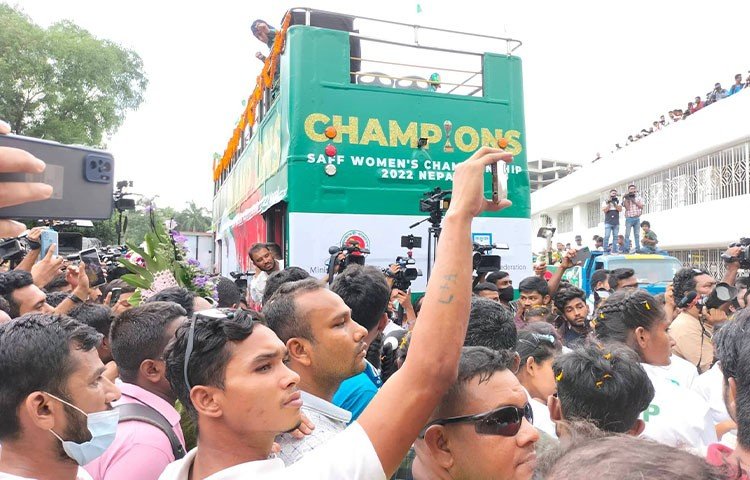 এরপর ছাদখোলা বাস মেয়েদের নিয়ে বিমানবন্দর থেকে রওয়ানা দিয়ে কাকলি, জাহাঙ্গীর গেট, পিএম অফিস, বিজয় সরণি, তেজগাঁও, মৌচাক, কাকরাইল, ফকিরাপুল, আরামবাগ এবং মতিঝিল ও শাপলা চত্বর হয়ে পৌঁছাবে বাফুফে ভবনে।’