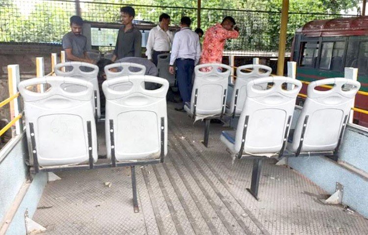 এদিকে সোমবার ফাইনাল খেলা শেষ হওয়ার পর যুব ও ক্রীড়া প্রতিমন্ত্রী জাহিদ আহসান রাসেল সাংবাদিকদের বলেছিলেন, ‘সাবিনাদের আক্ষেপ দেখে আমাদের অন্তরে ব্যথা লেগেছে। আমাদের দেশে যদিও ছাদখোলা কোনো বাস নেই, তারপরও তাদের জন্য আমরা একটা ব্যবস্থা করেছি। তাদের ছাদখোলা বাসে বিমানবন্দর থেকেই আমরা সংবর্ধনা আমরা দেব। হজরত শাহজালাল আন্তর্জাতিক বিমানবন্দর থেকে বাফুফে ভবন পর্যন্ত তাদের আমরা নিয়ে যাব। তাদের মনের আশা পূরণ করব।’