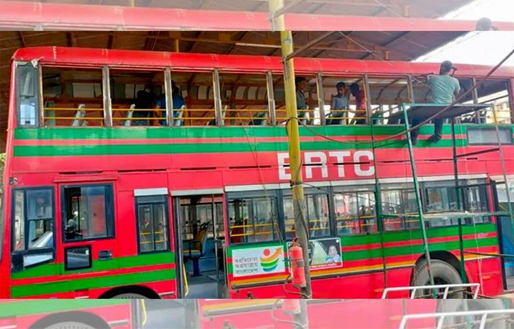 এই ছাদ খোলা বাসে চড়ে উৎসবে রাঙাতে সামাজিক যোগাযোগ মাধ্যমে ফাইনাল খেলার আগে-হৃদয় ছোঁয়া লেখা পোস্ট করেছিলেন খেলোয়াড়রা। সানজিদা ফাইনালের আগে লিখেছিলেন, ‘ছাদখোলা চ্যাম্পিয়ন বাসে ট্রফি নিয়ে না দাঁড়ালেও চলবে, সমাজের টিপ্পনীকে এক পাশে রেখে যে মানুষগুলো আমাদের সবুজ ঘাস ছোঁয়াতে সাহায্য করেছে, তাদের জন্য এটি জিততে চাই।’