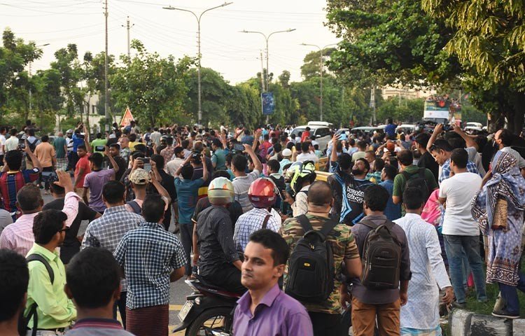 কাঙ্ক্ষিত ছাদখোলা বাসে চ্যাম্পিয়নদের যাত্রা