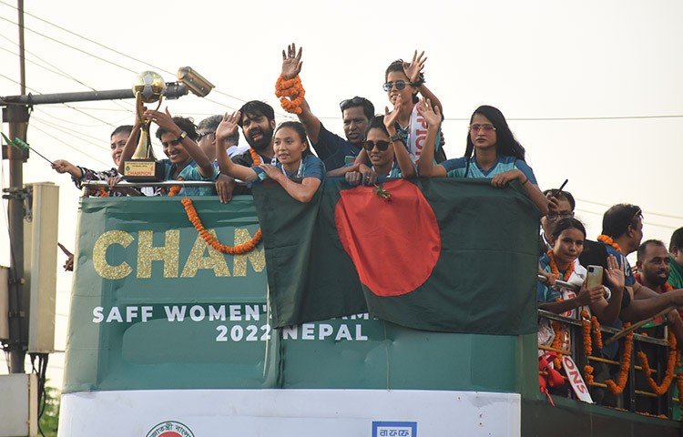 ভক্তদের শুভেচ্ছার জবাব দেন হাত নেড়ে।