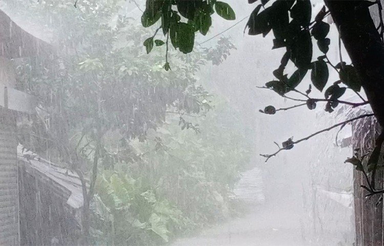পাউবোর পাথরঘাটা উপজেলার পানি পরিমাপক খাইরুল ইসলাম জানান, গত ৩ দিন ধরে স্থানীয় নদ-নদীগুলোতে জোয়ারের পানি ক্রমাগত বাড়ছে।