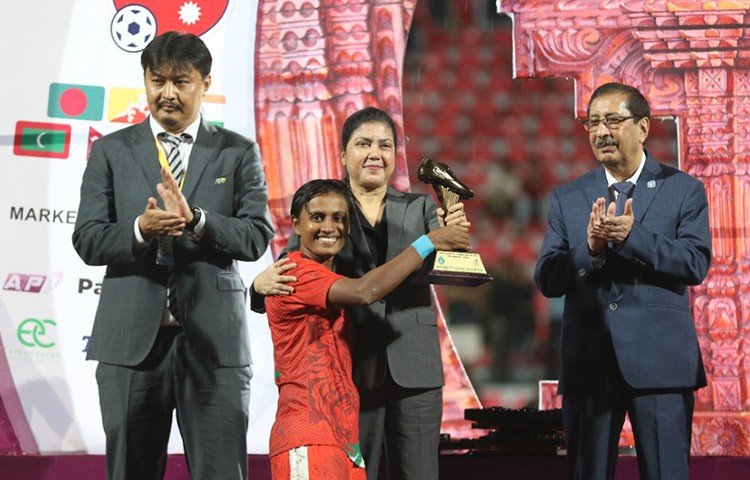 বৃষ্টি ভেজা কর্দমাক্ত মাঠে দুই দলই নিজেদের স্বাভাবিক খেলা খেলতে পারেনি। তারপরও বাংলাদেশ ভারী মাঠে খেলা নিজেদের নিয়ন্ত্রণে রেখে প্রথমার্ধে ২-০ গোলে এগিয়ে ছিল। পরে ম্যাচ জিতে ৩-১ গোলে।