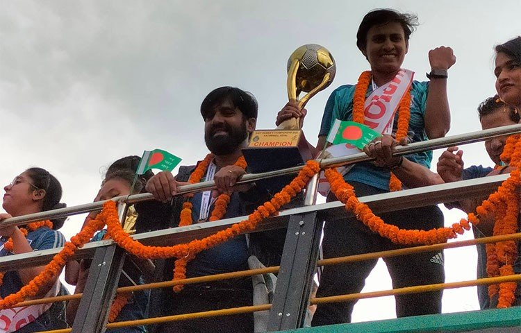 ছাদখোলা বাসে সাবিনারা