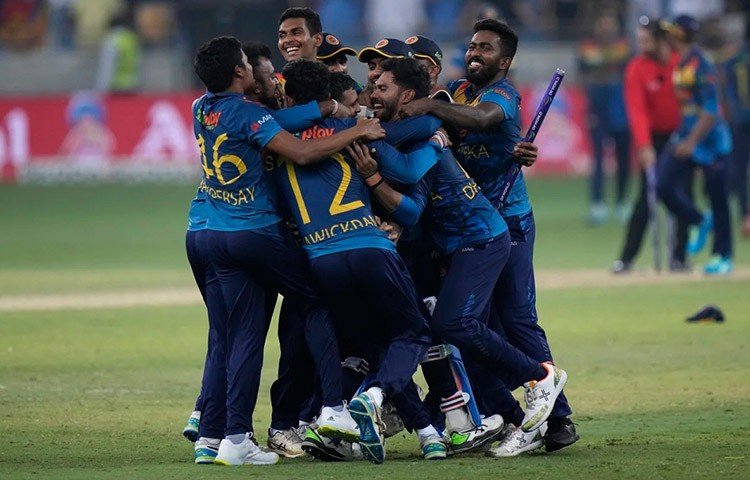 শ্রীলঙ্কা যে শিরোপা জিতবে তা কিন্তু আসর শুরু দেখে বুঝার উপায়ই ছিল না। আফগানিস্তানের কাছে মাত্র ১০৫ রানে অলআউট হয়ে হেরেছিল খুবই বাজেভাবে।