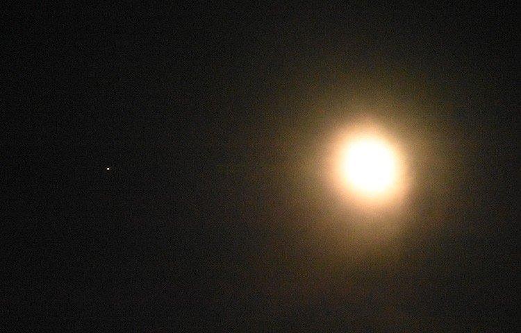 চাঁদের পাশে বৃহস্পতি।