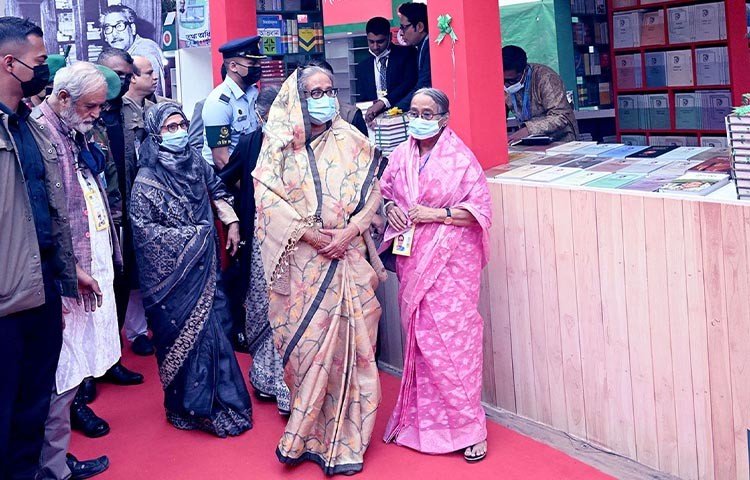 বাংলা একাডেমির সভাপতি কথাসাহিত্যিক সেলিনা হোসেনের সভাপতিত্বে অনুষ্ঠানে সংস্কৃতিবিষয়ক মন্ত্রণালয়ের মন্ত্রী কে এম খালিদ, সংস্কৃতিবিষয়ক মন্ত্রণালয়ের সচিব মো. আবুল মনসুর, বাংলা একাডেমির মহাপরিচালক কবি মুহম্মদ নূরুল হুদা প্রমুখ বক্তব্য রাখেন।