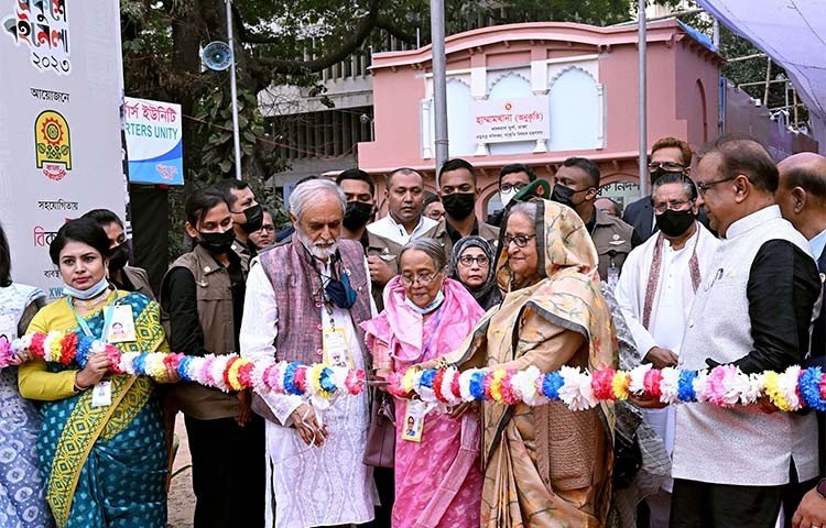 বক্তব্য শেষে পরে প্রধানমন্ত্রী শেখ হাসিনা, শেখ রেহানা মেলার বাংলা একাডেমি প্রাঙ্গণ পরিদর্শন করেন। এর আগে প্রধানমন্ত্রী বাংলা একাডেমি থেকে প্রকাশিত কয়েকটি বইয়ের মোড়ক উন্মোচন করেন এবং ১১টি ক্যাটাগরিতে ১৫ জন বাংলা একাডেমি ২০২২ পুরস্কার তুলে দেন।