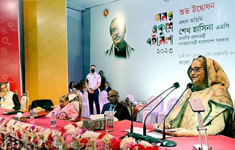 প্রধান অতিথির বক্তব্যে প্রধানমন্ত্রী শেখ হাসিনা বলেন, জেলায় জেলায় বাংলা একাডেমি যে বইমেলা অনুষ্ঠিত হচ্ছে। এটি সত্যিই প্রশংসার দাবি রাখে। তাছাড়া আমরা সাহিত্য-সংস্কৃতি চর্চার মাধ্যমে তরুণ প্রজন্মকে যত বেশি আকর্ষণ করতে পারব, তত বেশি তরুণ প্রজন্মকে আমরা মাদক থেকে দূরে রাখতে পারব। সেই সঙ্গে তাদের যথাযথ মেধার বিকাশও করবে।