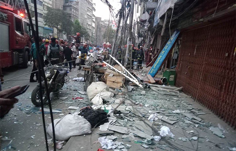 বিস্ফোরণে গুলিস্তান বিআরটিসি কাউন্টার এর দক্ষিণ পাশে ৫ তলা ভবন এবং এর তার পাশের ৭ তলা একটি সেনেটারি মার্কেট ভবন ক্ষতিগ্রস্ত হয়েছে। কোনো ভবনই ধসে পড়েনি। আহতদের সেবা দিতে ৫টি অ্যাম্বুলেন্স কাজ করছে।