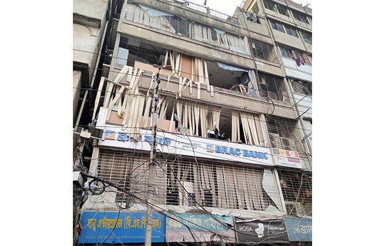 ফায়ার সার্ভিস সদর দপ্তরের মিডিয়া সেলের ভারপ্রাপ্ত কর্মকর্তা শাজাহান শিকদার এ তথ্য নিশ্চিত করেছেন। তিনি বলেন, ঘটনাস্থলে ফায়ার সার্ভিসের ১১টি ইউনিট কাজ করছে। প্রাথমিকভাবে বিস্ফোরণের কারণ জানা যায়নি।