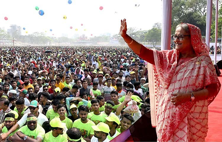 প্রিয় নেত্রীকে দেখার জন্য ও তার বক্তব্য শোনার জন্য বিভাগের বিভিন্ন অঞ্চল থেকে ছুটে মানুষে জনসমুদ্রে পরিণত হয় সার্কিট হাউস ময়দান।