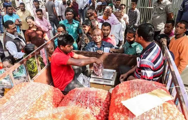 টিসিবির পেঁয়াজ কিনতে উপচে পড়া ভিড়