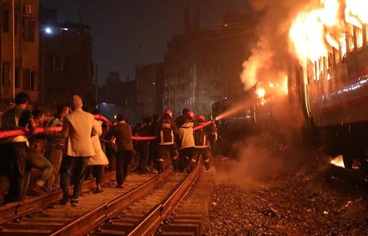 বেনাপোল এক্সপ্রেস ট্রেনে আগুন