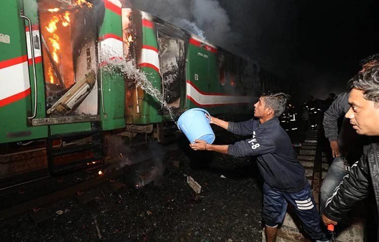বেনাপোল এক্সপ্রেস ট্রেনে আগুন