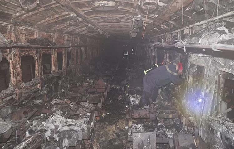 বেনাপোল এক্সপ্রেস ট্রেনে আগুন