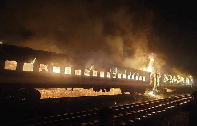 বেনাপোল এক্সপ্রেস ট্রেনে আগুন