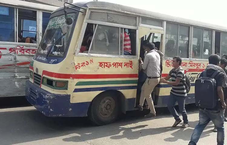 যেখানে সেখানে যাত্রী ওঠা-নামা, ঝুঁকি নিয়ে রাস্তা পার