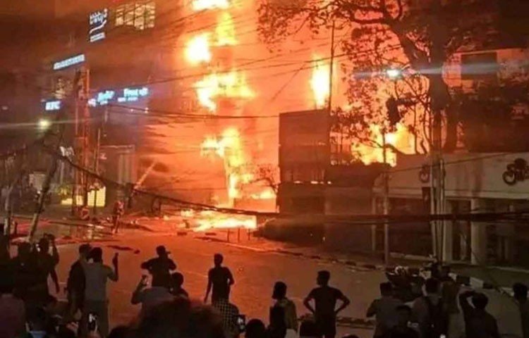 রাজধানীর বেইলি রোডে বহুতল ভবনে আগুন