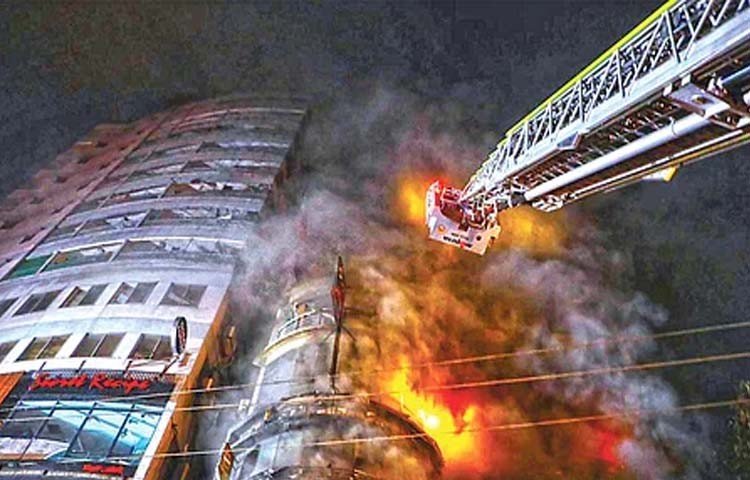 রাজধানীর বেইলি রোডে বহুতল ভবনে আগুন