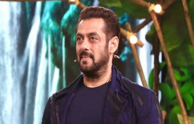 কারণ হিসেবে জানিয়েছিলেন, তার নাকি মুড নেই, অর্থাৎ ইচ্ছে নেই। সেই কারণে তিনি বিয়ে করতে পারবেন না। সকলেই ভীষণ অবাক হয়ে গিয়েছিলেন। তবে সালমান খানের মুখের উপর কথা বলার সাহস আর কয়জনেরই বা আছে। এরপর কেটে গিয়েছে বহু বছর।
