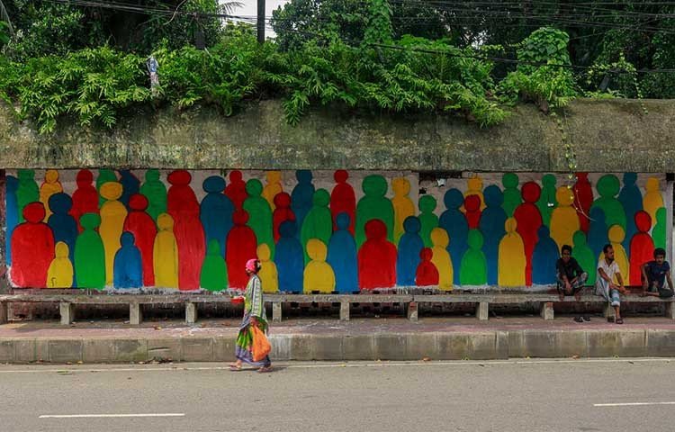 সারি সারি লাশের ছবি গ্রাফিতিতে ফুটিয়ে তোলা হয়েছে রোকেয়া হলের সামনের যাত্রী ছাউনির দেয়ালে।