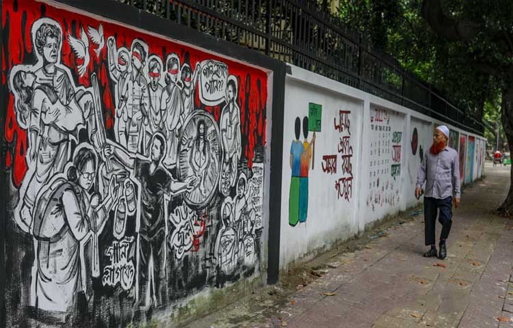কোটা সংস্কার আন্দোলনের নানা ঘটনাপ্রবাহ তুলে ধরা হয়েছে এস এম হলের উল্টো দিকে বুয়েটের দেয়ালের এই গ্রাফিতিতে।