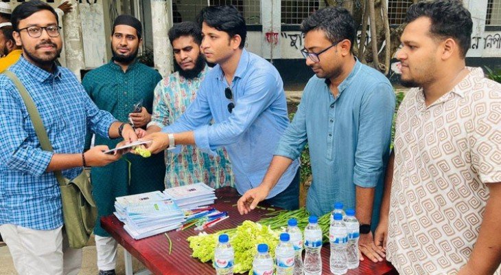 নবীন শিক্ষার্থীদের ফুল দিয়ে বরণ করল ঢাবি  ছাত্রদল